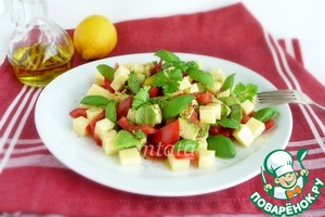Салат с авокадо, сыром и помидорами