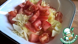 Капустный салат с одуванчиком и помидорами