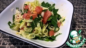 Капустный салат с одуванчиком и помидорами
